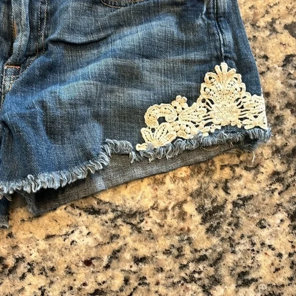 Lucky Riley Jean Shorts W/ Knit Designs and Fringed Hems Sz 27/4 - Picture 5 of 10